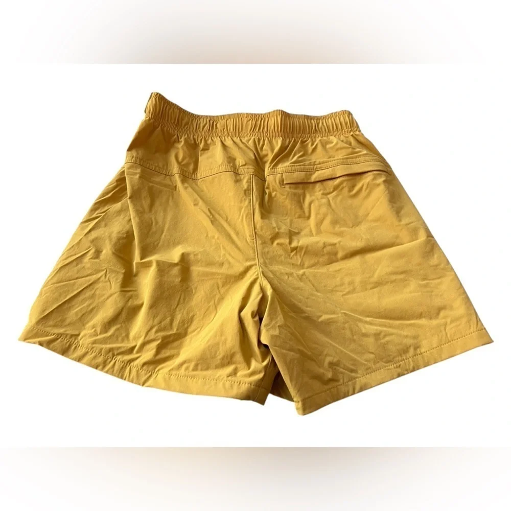 NWT VRST Men’s 5” Everyday Shorts in Yellow Sunset in size Small